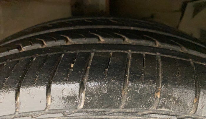 2016 Maruti Ciaz ZDI SHVS, Diesel, Manual, 48,096 km, Right Front Tyre Tread