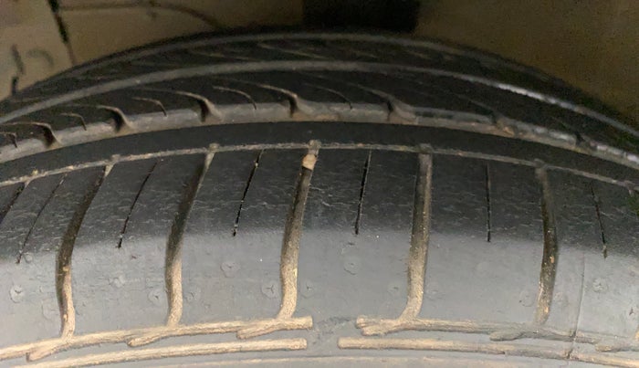 2016 Maruti Ciaz ZDI SHVS, Diesel, Manual, 48,096 km, Left Front Tyre Tread