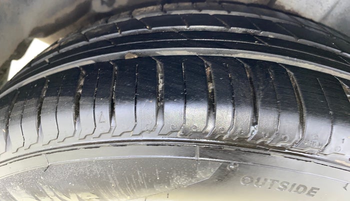 2015 Maruti Ertiga VXI, CNG, Manual, 77,466 km, Right Rear Tyre Tread