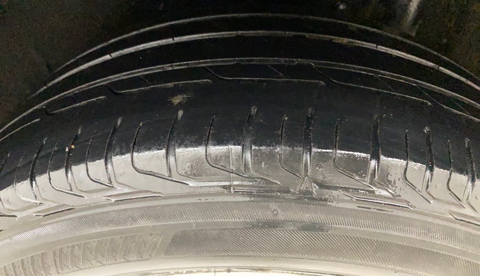 2017 Maruti Vitara Brezza ZDI, Diesel, Manual, 1,39,659 km, Left Rear Tyre Tread