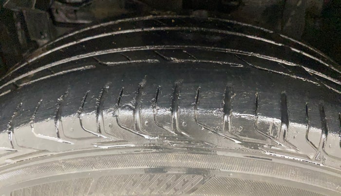 2017 Maruti Vitara Brezza ZDI, Diesel, Manual, 1,39,659 km, Left Front Tyre Tread