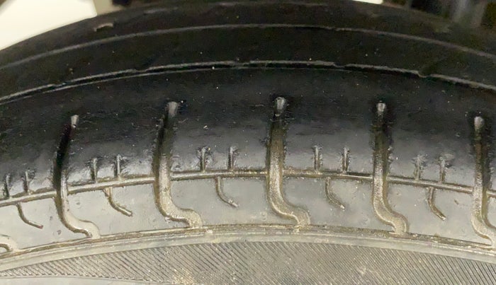 2016 Hyundai Eon SPORTZ, Petrol, Manual, 56,431 km, Right Rear Tyre Tread