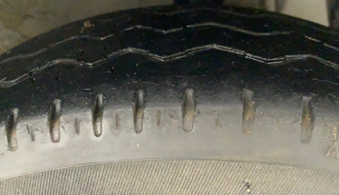 2016 Hyundai Eon SPORTZ, Petrol, Manual, 56,431 km, Right Front Tyre Tread