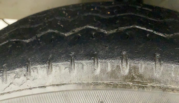 2016 Hyundai Eon SPORTZ, Petrol, Manual, 56,431 km, Left Front Tyre Tread