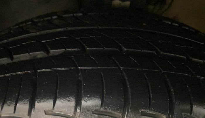 2014 Volkswagen Vento COMFORTLINE 1.5 AT, Diesel, Automatic, 82,598 km, Left Front Tyre Tread