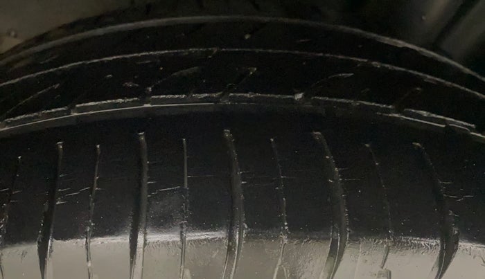 2014 Volkswagen Vento COMFORTLINE 1.5 AT, Diesel, Automatic, 82,598 km, Left Rear Tyre Tread