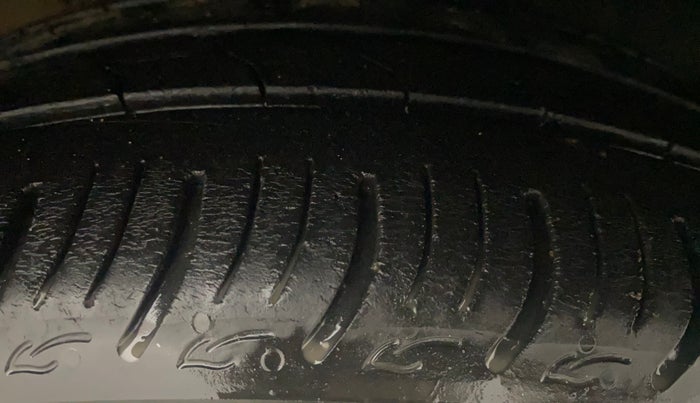 2014 Volkswagen Vento COMFORTLINE 1.5 AT, Diesel, Automatic, 82,598 km, Right Front Tyre Tread