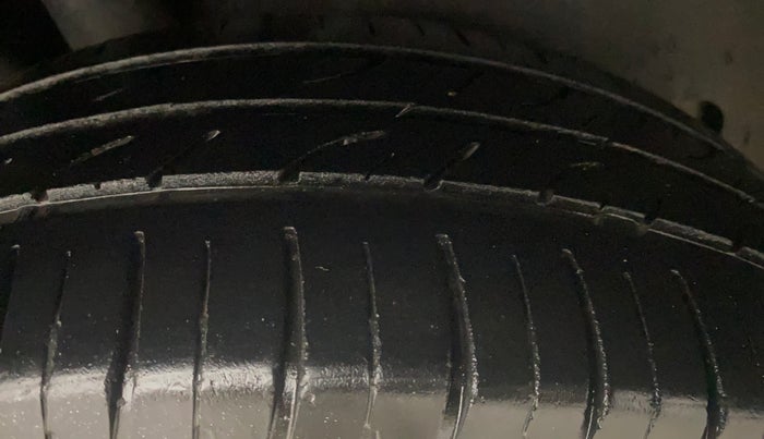 2014 Volkswagen Vento COMFORTLINE 1.5 AT, Diesel, Automatic, 82,598 km, Right Rear Tyre Tread