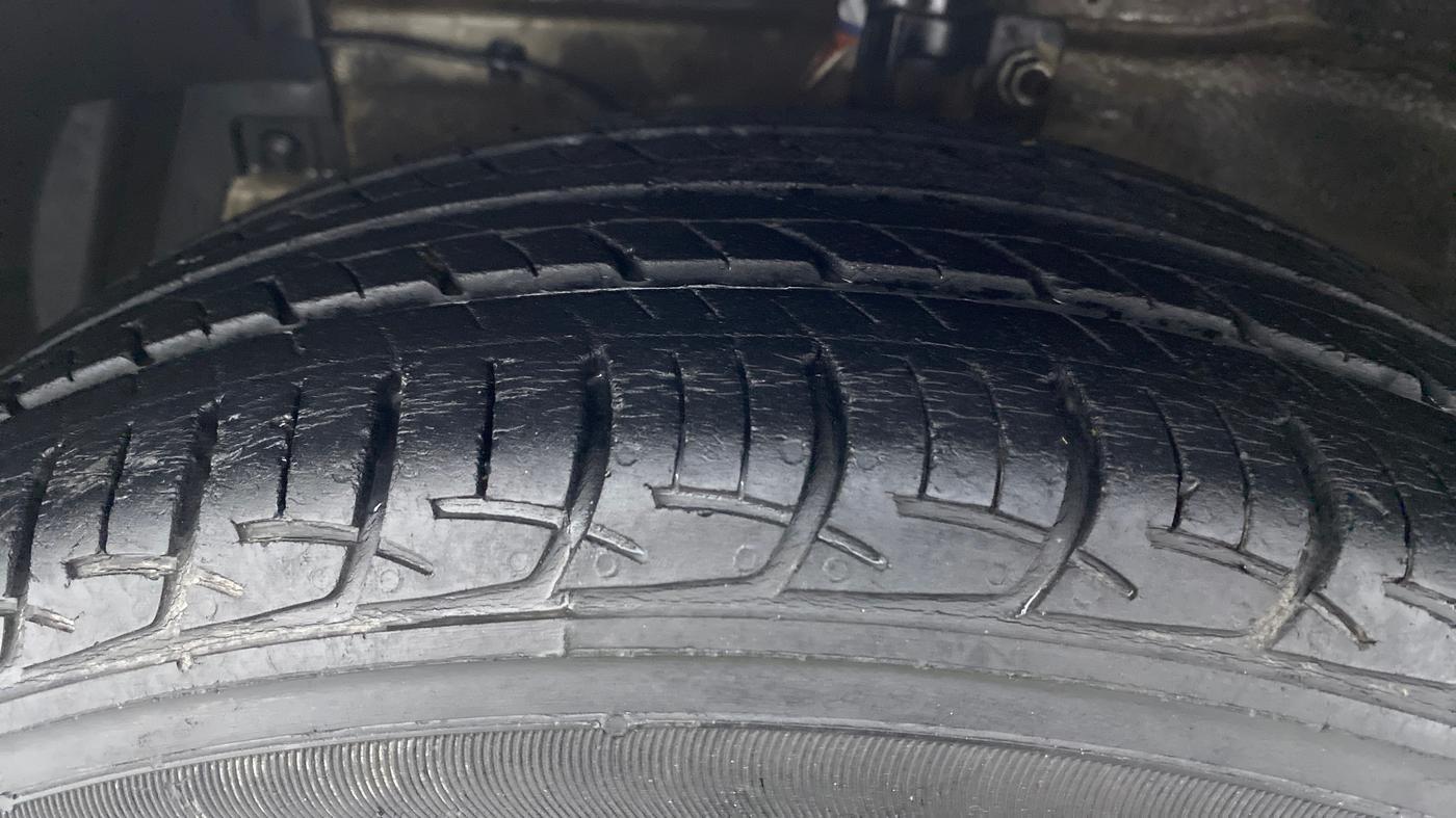2017 Maruti Ciaz ZETA 1.4 VVT AMT, Petrol, Automatic, 63,065 km, Left Front Tyre Tread