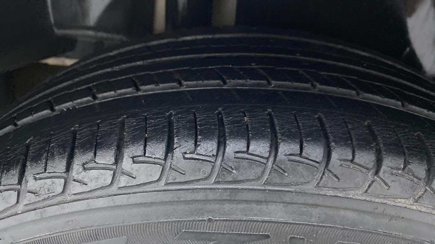 2017 Maruti Ciaz ZETA 1.4 VVT AMT, Petrol, Automatic, 63,065 km, Right Rear Tyre Tread