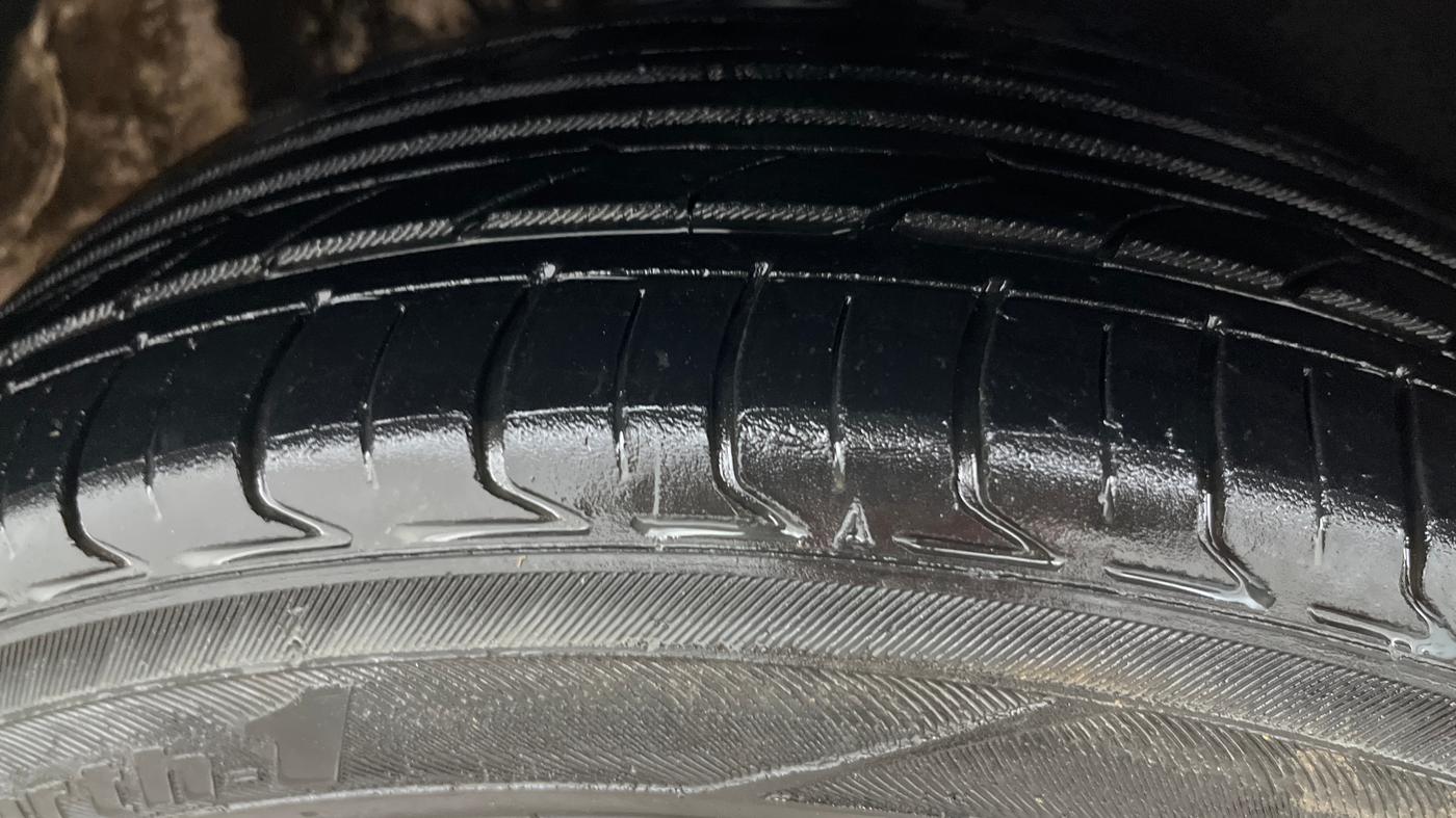 2016 Volkswagen Polo HIGHLINE1.2L, Petrol, Manual, 81,729 km, Right Front Tyre Tread