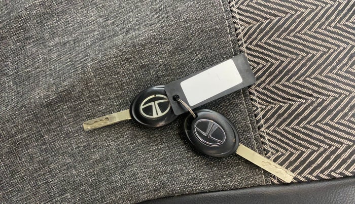 2021 Tata ALTROZ XM PETROL, Petrol, Manual, 34,578 km, Key Close Up