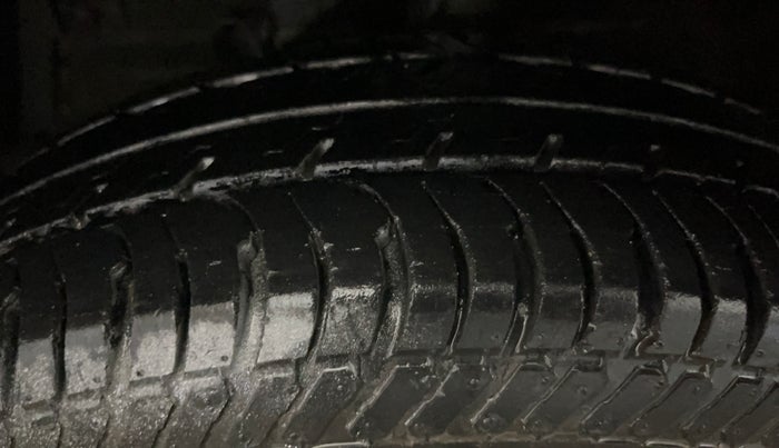 2015 Maruti Swift Dzire VXI, Petrol, Manual, 29,791 km, Left Front Tyre Tread