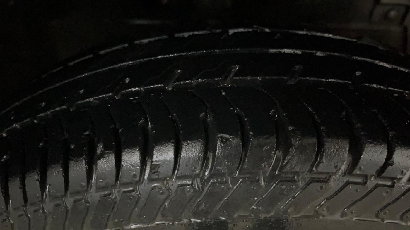 2015 Maruti Swift Dzire VXI, Petrol, Manual, 29,848 km, Right Front Tyre Tread