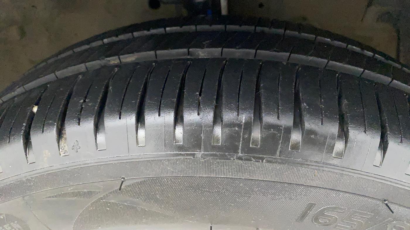 2012 Maruti Swift VXI, Petrol, Manual, 62,456 km, Right Front Tyre Tread