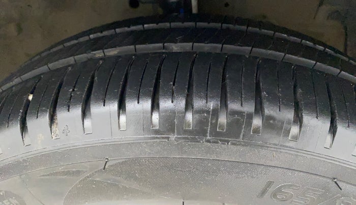 2012 Maruti Swift VXI, Petrol, Manual, 62,456 km, Right Front Tyre Tread