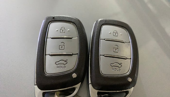 2020 Hyundai AURA SX 1.2, Petrol, Manual, 1,04,595 km, Key Close Up