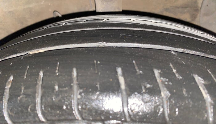 2020 Hyundai AURA SX 1.2, Petrol, Manual, 1,04,595 km, Right Front Tyre Tread