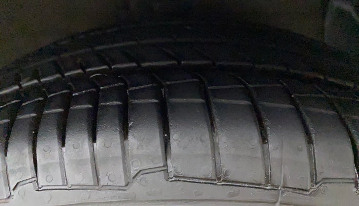 2014 Hyundai Xcent SX 1.2 OPT, Petrol, Manual, 62,523 km, Right Front Tyre Tread