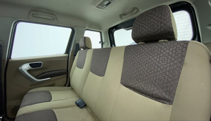 2016 Mahindra TUV300 T8, Diesel, Manual, 62,675 km, Right Side Rear Door Cabin
