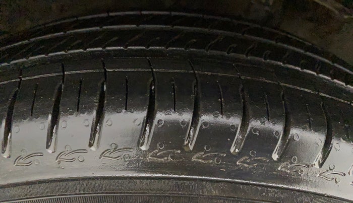 2010 Maruti Swift VXI, Petrol, Manual, 37,168 km, Right Rear Tyre Tread