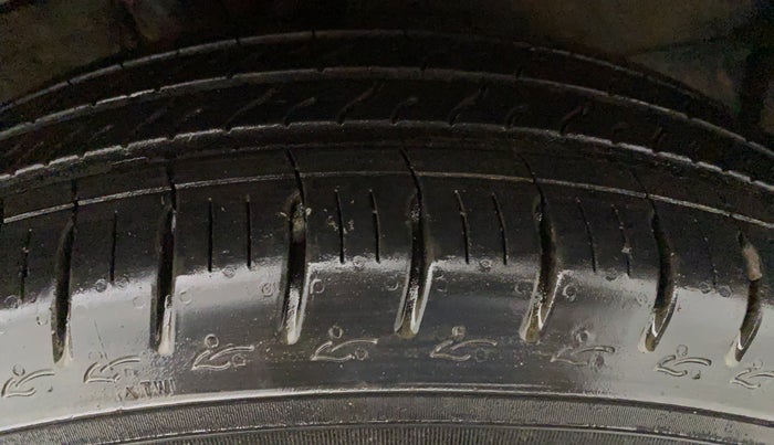 2010 Maruti Swift VXI, Petrol, Manual, 37,168 km, Left Front Tyre Tread