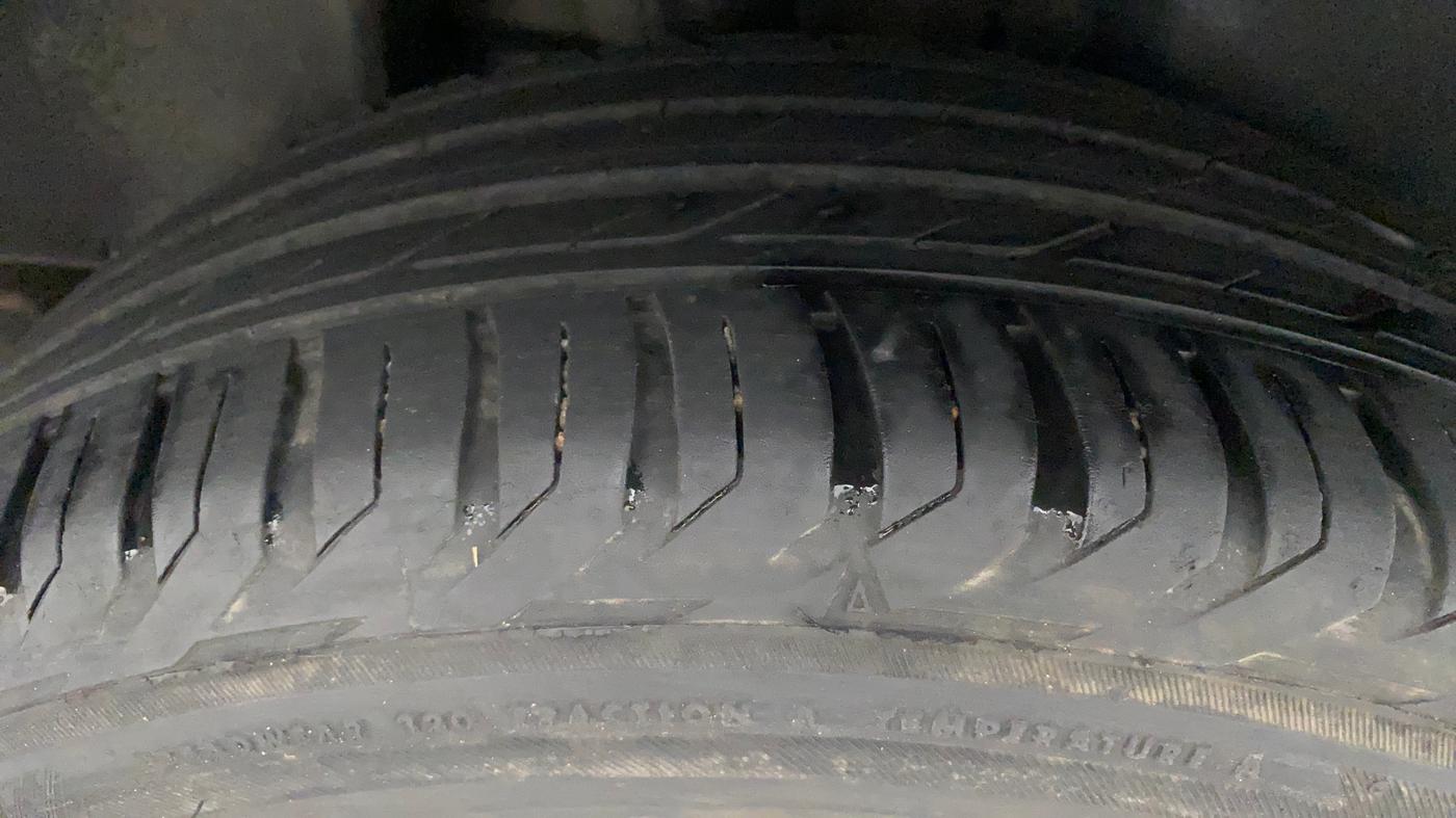 2020 Jeep Compass LIMITED PLUS PETROL AT, Petrol, Automatic, 33,765 km, Right Rear Tyre Tread