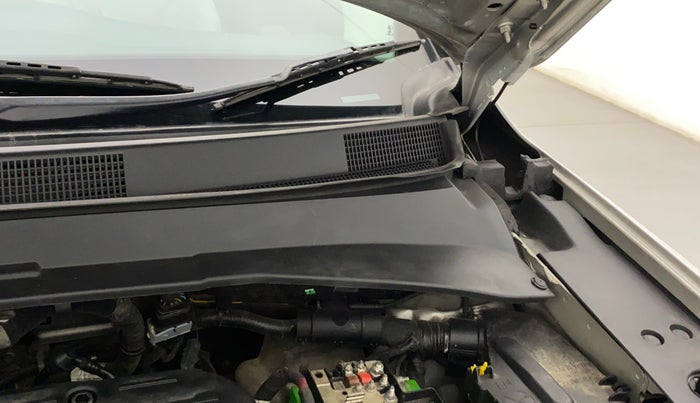 2020 Jeep Compass LIMITED PLUS PETROL AT, Petrol, Automatic, 33,765 km, Bonnet (hood) - Cowl vent panel has minor damage
