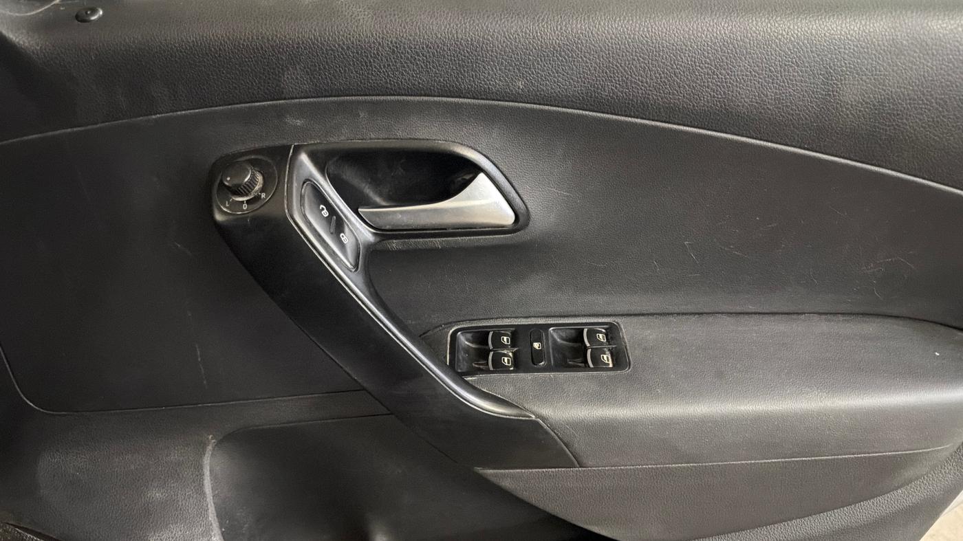 2015 Volkswagen Polo HIGHLINE1.2L, Petrol, Manual, 61,503 km, Driver Side Door Panels Control