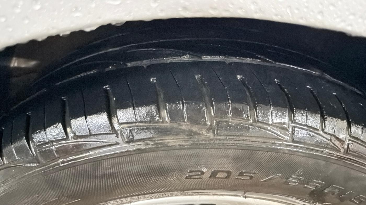 2015 Volkswagen Polo HIGHLINE1.2L, Petrol, Manual, 61,503 km, Right Front Tyre Tread