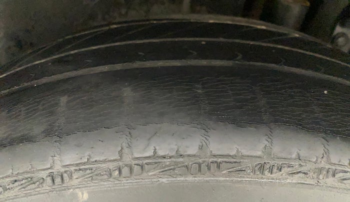 2013 Maruti Swift VXI, Petrol, Manual, 63,029 km, Left Rear Tyre Tread