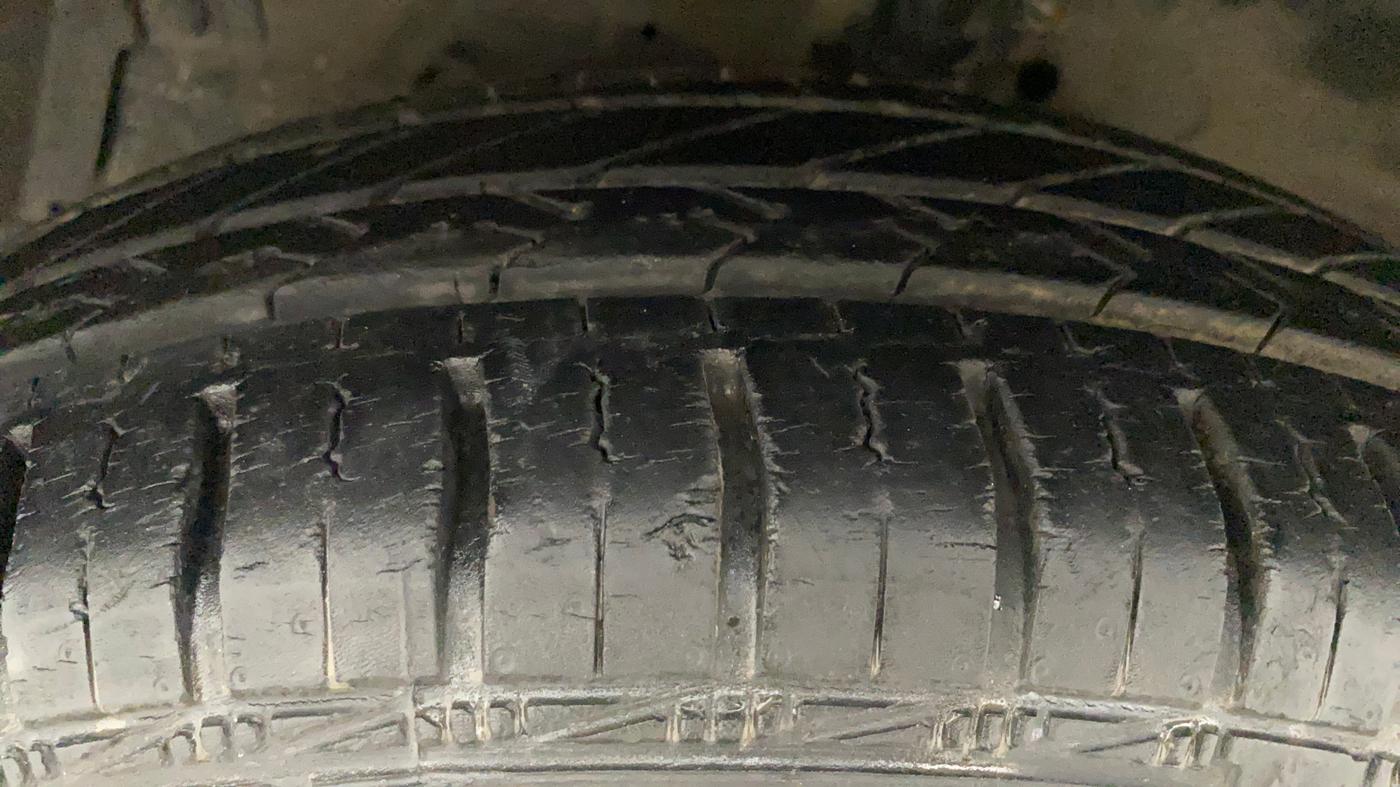 2013 Maruti Swift VXI, Petrol, Manual, 63,029 km, Left Front Tyre Tread