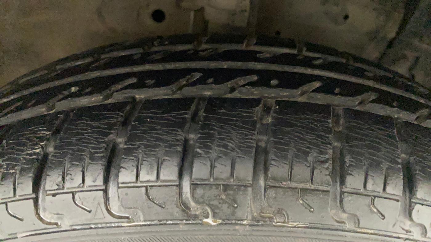 2013 Maruti Swift VXI, Petrol, Manual, 63,029 km, Right Front Tyre Tread