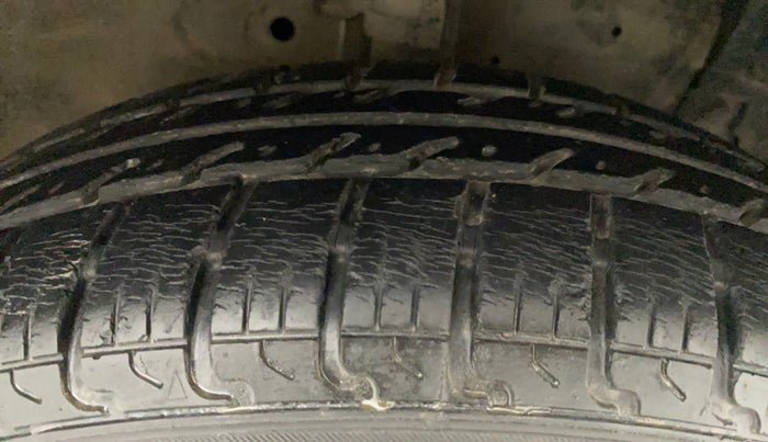 2013 Maruti Swift VXI, Petrol, Manual, 63,029 km, Right Front Tyre Tread
