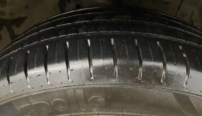 2016 Maruti Ciaz ZXI+ RS, Petrol, Manual, 1,08,950 km, Right Front Tyre Tread
