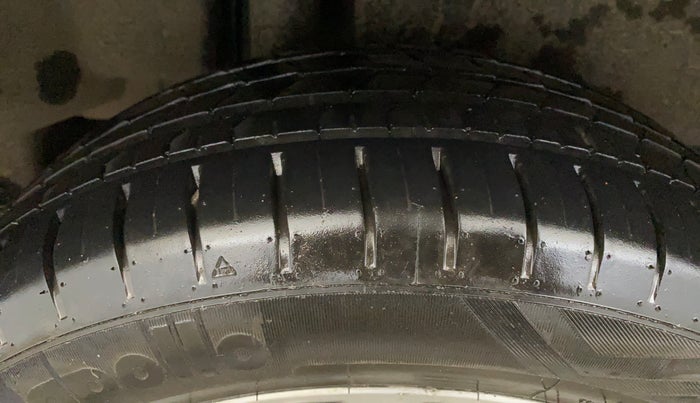2016 Maruti Ciaz ZXI+ RS, Petrol, Manual, 1,08,950 km, Right Rear Tyre Tread