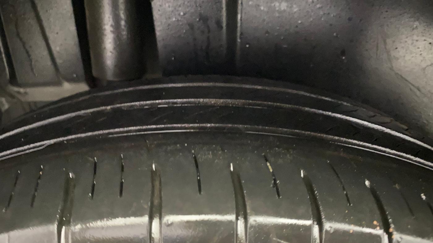 2014 Maruti Ertiga VXI, Petrol, Manual, 90,383 km, Right Rear Tyre Tread