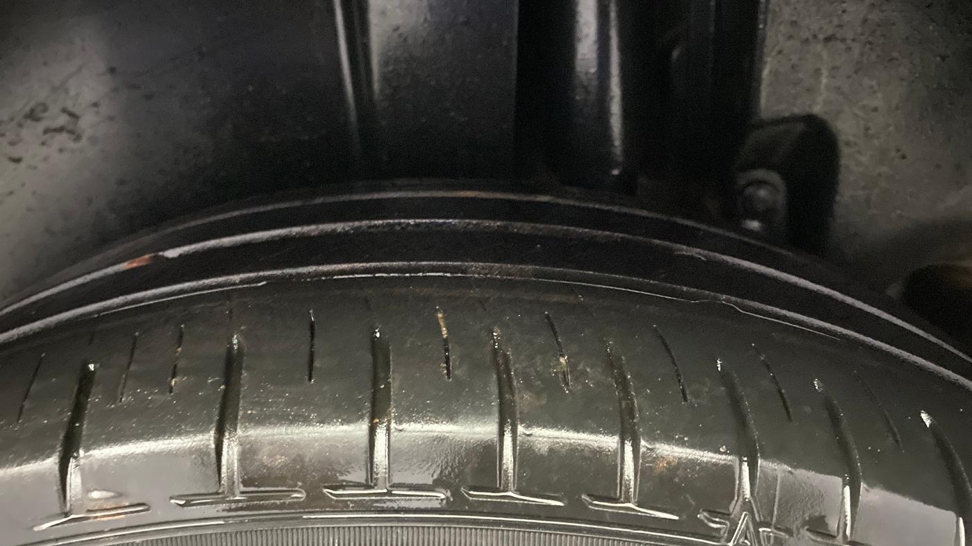 2014 Maruti Ertiga VXI, Petrol, Manual, 90,383 km, Left Rear Tyre Tread