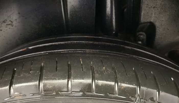 2014 Maruti Ertiga VXI, Petrol, Manual, 90,383 km, Left Rear Tyre Tread