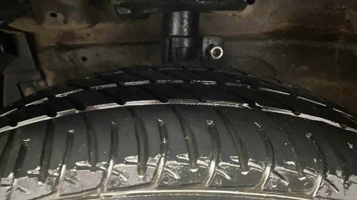 2014 Maruti Ertiga VXI, Petrol, Manual, 90,383 km, Left Front Tyre Tread