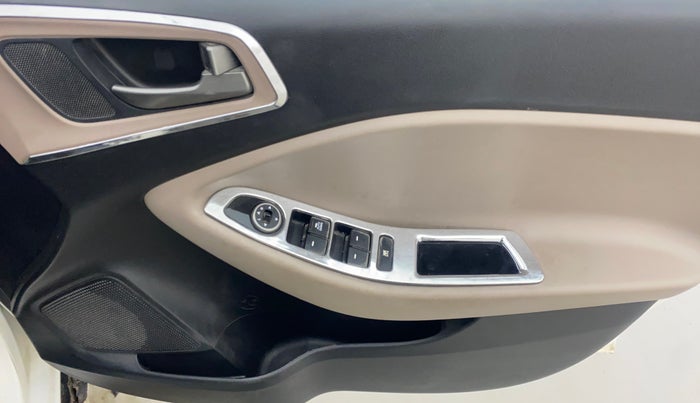 2017 Hyundai Elite i20 MAGNA 1.4 AT, Petrol, Automatic, 33,734 km, Driver Side Door Panels Control