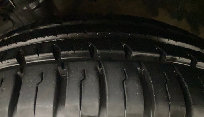 2017 Hyundai Elite i20 MAGNA 1.4 AT, Petrol, Automatic, 33,734 km, Left Front Tyre Tread