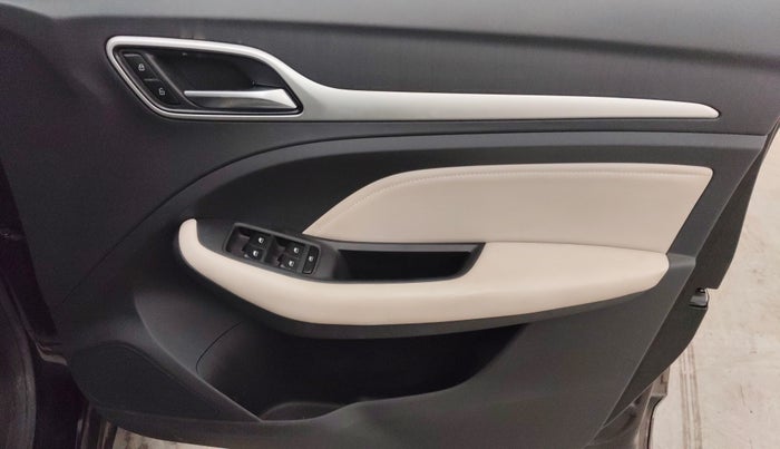 2022 MG ASTOR SHARP 1.5 MT, Petrol, Manual, 6,255 km, Driver Side Door Panels Control