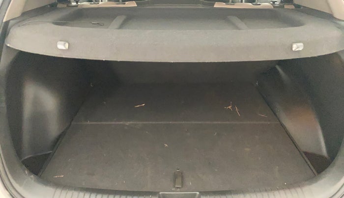 2017 Hyundai Creta SX PLUS 1.6 PETROL, Petrol, Manual, 70,971 km, Boot Inside