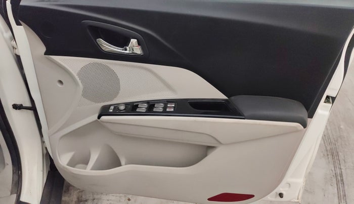 2022 Mahindra XUV300 W8 (O) 1.2 PETROL, Petrol, Manual, 38,272 km, Driver Side Door Panels Control