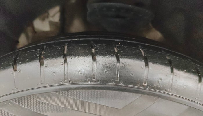 2022 Mahindra XUV300 W8 (O) 1.2 PETROL, Petrol, Manual, 38,272 km, Left Front Tyre Tread