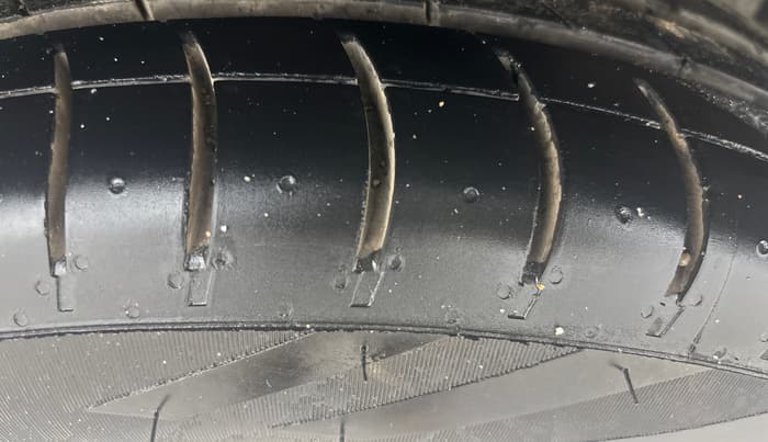2018 Maruti Ciaz DELTA 1.5 SHVS MT PETROL, Petrol, Manual, 90,868 km, Left Rear Tyre Tread