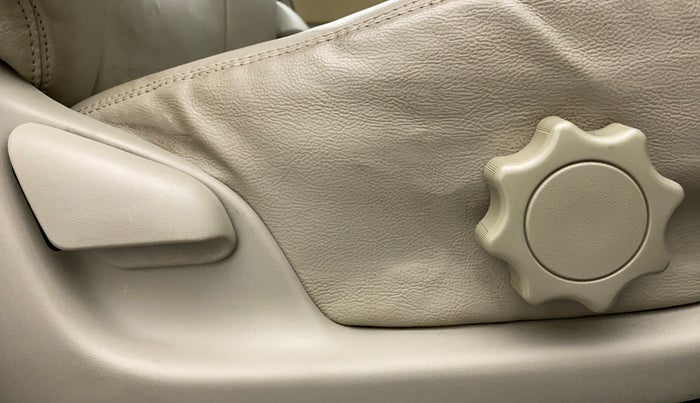 2013 Toyota Innova 2.5 VX 7 STR BS IV, Diesel, Manual, 58,189 km, Driver Side Adjustment Panel