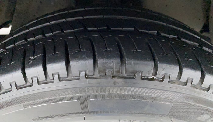 2013 Toyota Innova 2.5 VX 7 STR BS IV, Diesel, Manual, 58,189 km, Right Front Tyre Tread