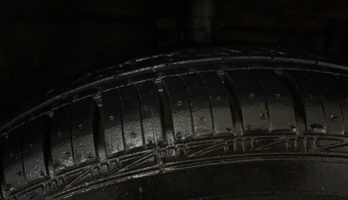 2016 Maruti Swift LXI (O), Petrol, Manual, 41,410 km, Right Front Tyre Tread